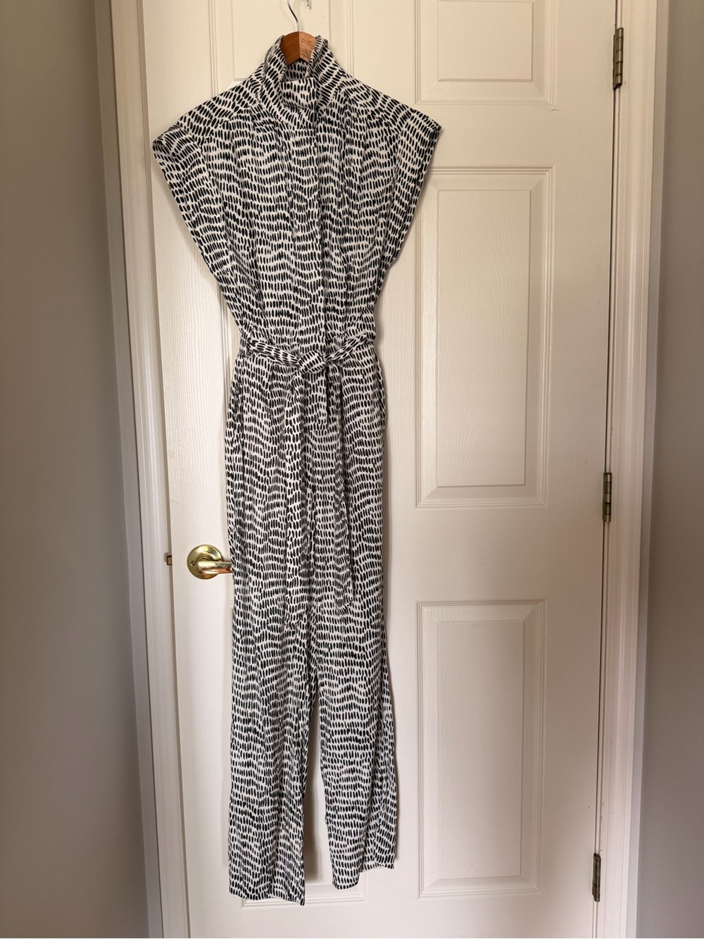 Massimo Dutti Stylish White/Black Sleeveless Linen High-Neck Jumpsuit tie belt - Picture 3 of 13